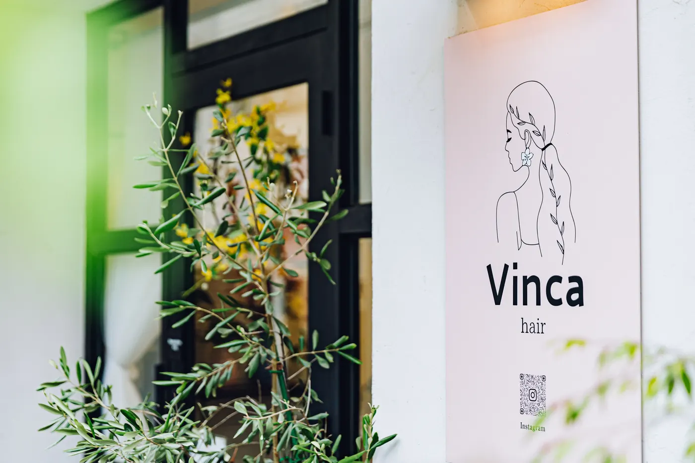 入口まわりの植栽と Vinca の看板
